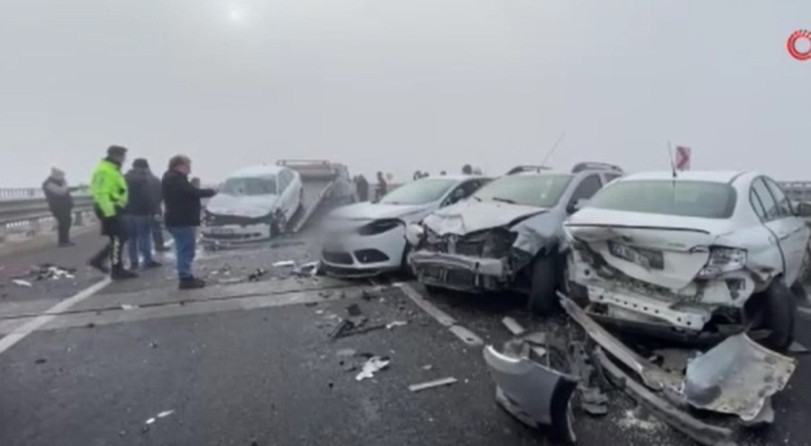 Diyarbakır'da 13 aracın karıştığı zincirleme kaza!