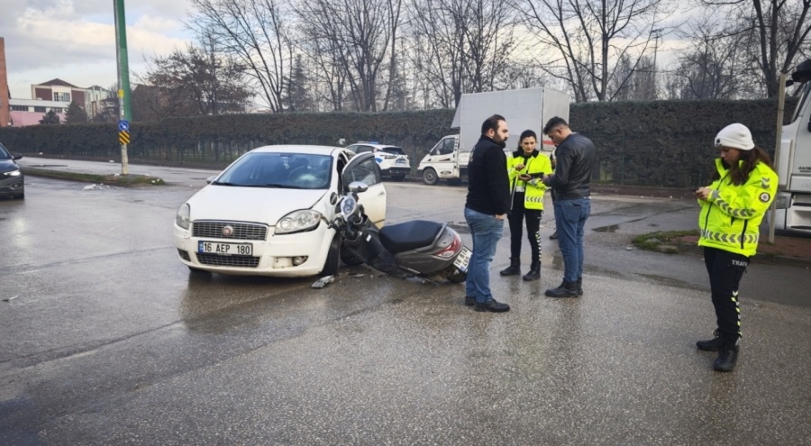 İnegöl'de otomobille çarpışan motosikletin sürücüsü yaralandı