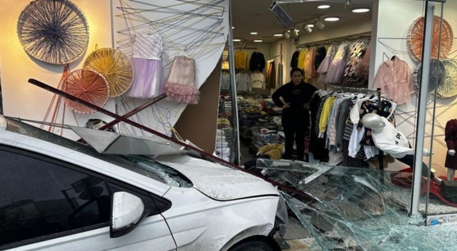 Kontrolünü kaybeden sürücü mağazaya daldı!