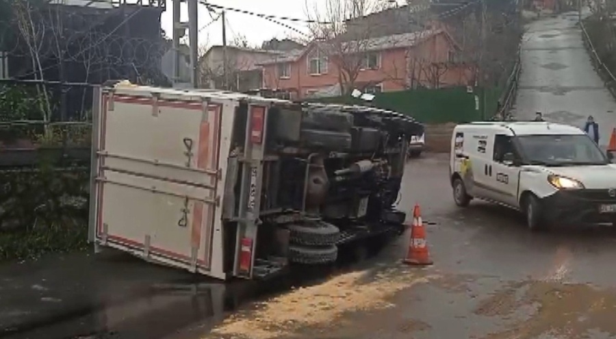 Yağmur sonrası kayganlaşan yolda kamyonet devrildi: 2 yaralı var