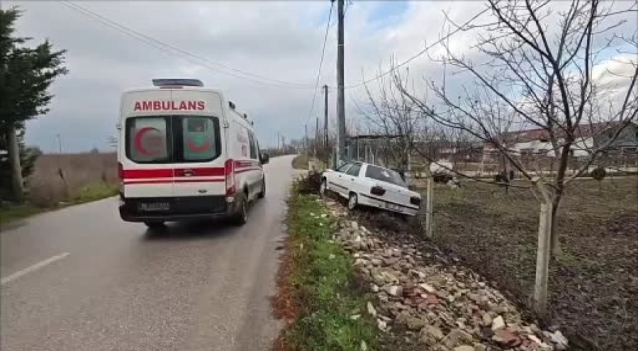 Bursa'da kontrolden çıkan araç elektrik direğine çarptı: 2 yaralı