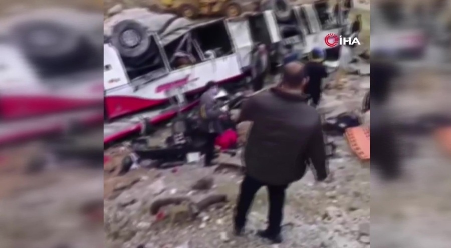 Yolcu otobüsü uçuruma yuvarlandı: 10 ölü, 4 yaralı