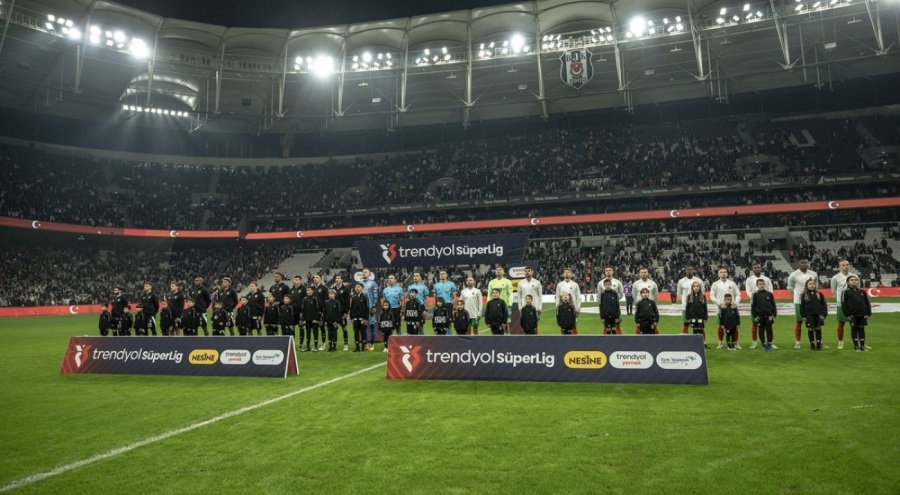 Beşiktaş taraftarından Hasan Arat'a protesto