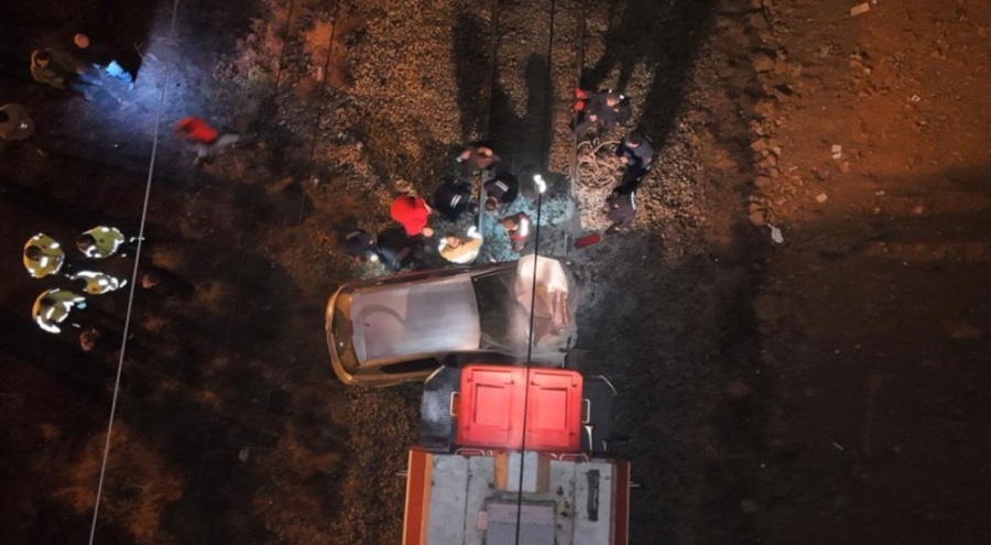 Yük treninin metrelerce sürüklediği otomobil hurdaya döndü!