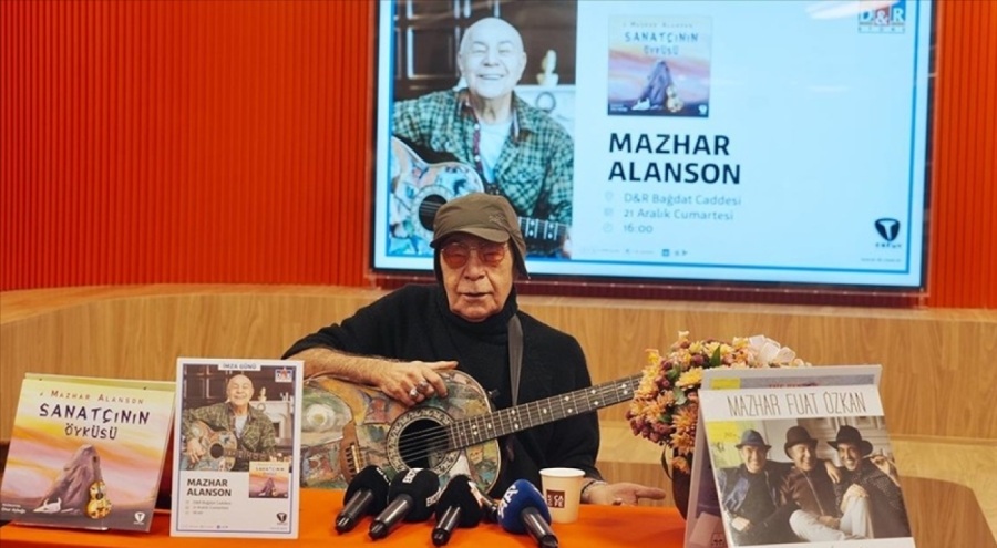 Mazhar Alanson "Sanatçının Öyküsü" kitabını imzaladı