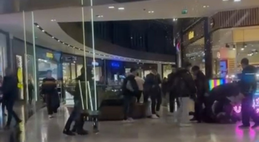 Bursa'da alışveriş merkezinde iki grup birbirine girdi