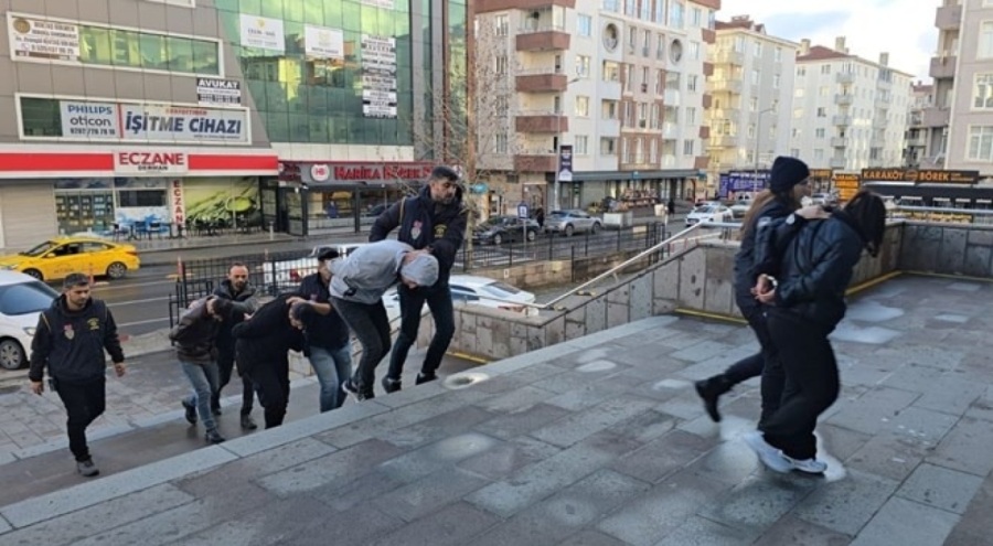 Kuyumcuya sahte altın satan şüpheliler tutuklandı