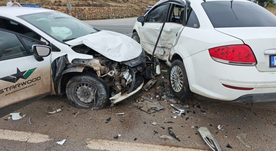 Bursa'da 2 otomobil çarpıştı: 4 yaralı