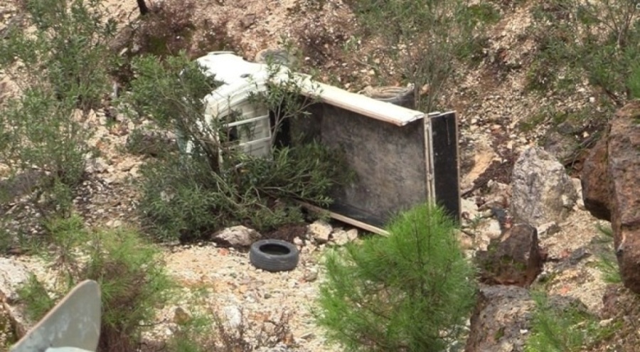 Kamyonet dereye uçtu: 1 ölü, 1 yaralı