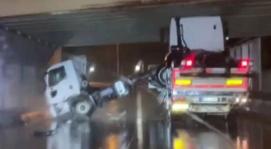 Üst geçitte kaza!  Bu kez kamyonet taşıyan TIR çarptı