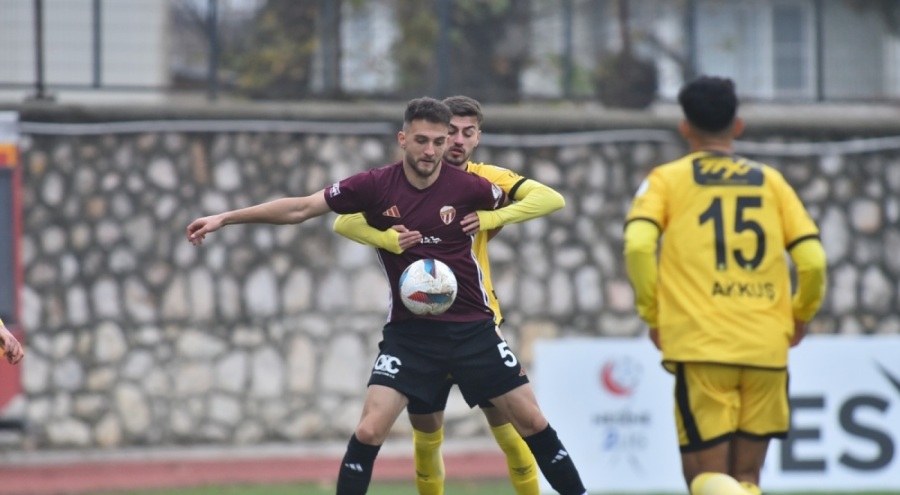 İnegölspor ile  Adana 01 Futbol Kulübü'nün karşılaşması eşitlikle sonlandı