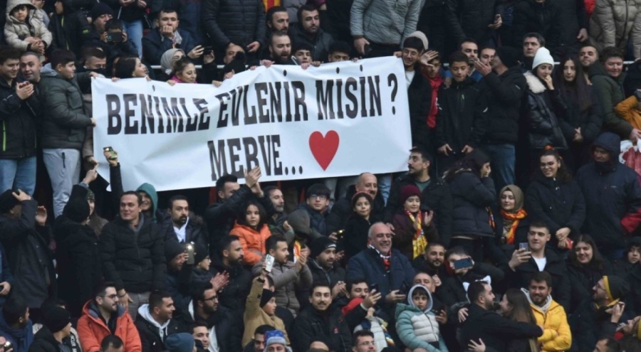 Kayserispor-Galatasaray karşılaşmasında evlilik teklifi