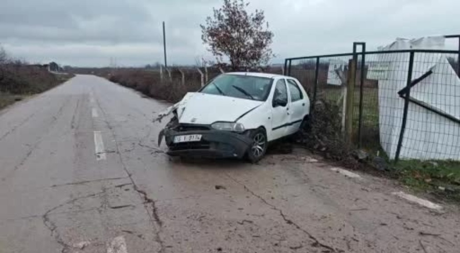 Bursa'da hapşıran sürücü kontrolü kaybedince araç duvara çarptı! Yaralılar var