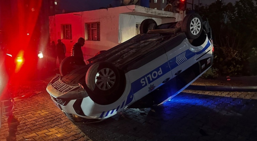 Otomobille çarpışan polis aracı ters döndü!