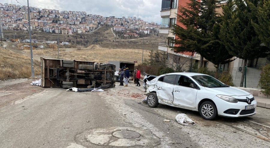 Yokuştan kayan kamyonet, 11 aracı biçtikten sonra devrildi
