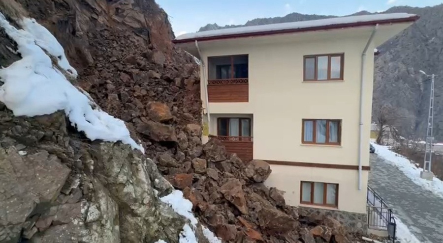 Artvin'de meydana gelen heyelan büyük korkuya neden oldu