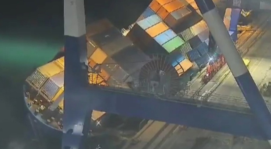 Ambarlı Limanı'nda hareketli saatler: Konteyner yüklü gemi yan yattı