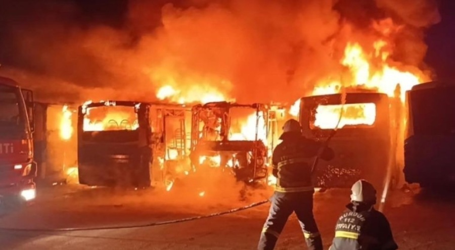 Park halindeki 5 halk otobüsü alev alev yandı!