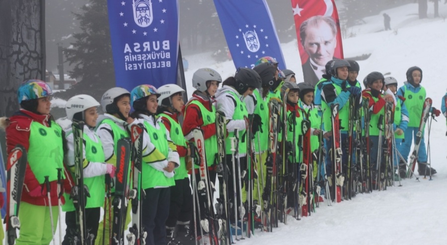 Uludağ'da öğrencilerin kayak keyfi