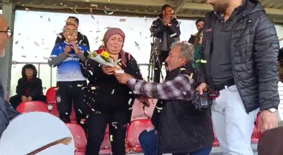 34 yıllık eşinin yıl dönümünü kutladı