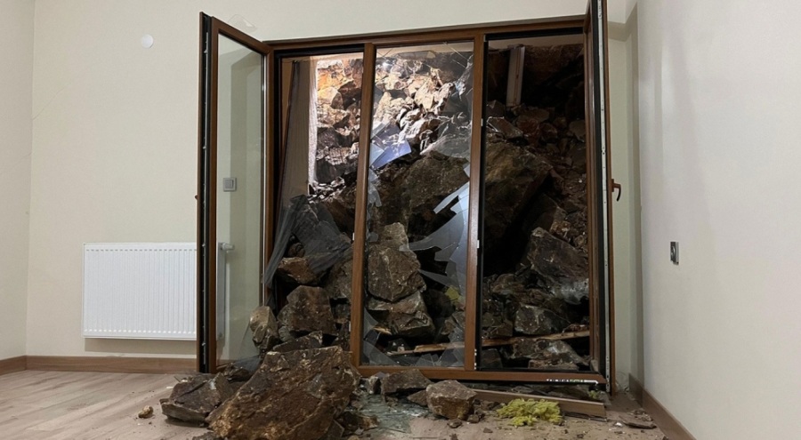 Artvin'de meydana gelen heyelanda 3 katlı bina zarar gördü