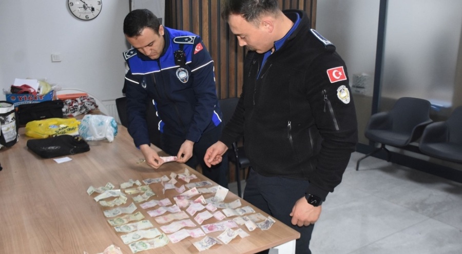 Topladığı paralar, bebeğin bezinden çıktı!