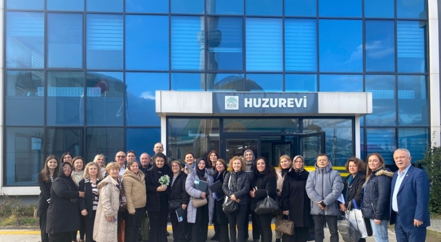 Nilüfer'de İzzet Şadi Sayarel Huzurevi sakinlerine müzik ziyafeti