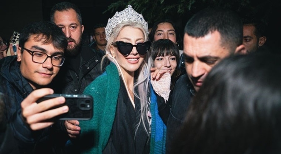 Hande Yener'e kraliçe tacı ve onur ödülü verildi