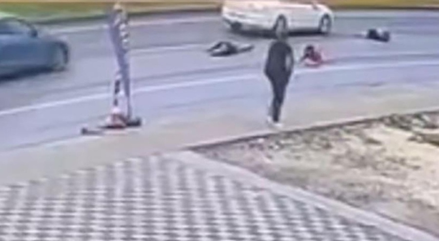 Baba ve iki çocuğu yolun karşısına geçerken otomobil çarptı