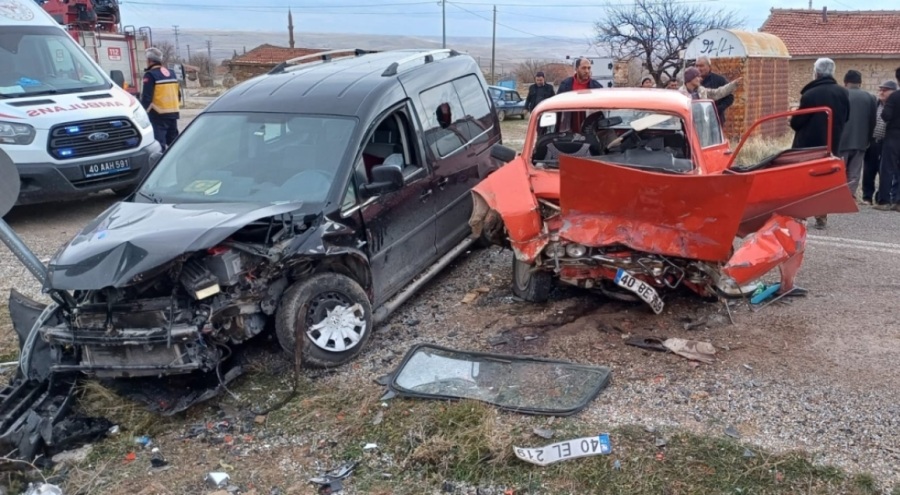 Otomobil ile hafif ticari araç çarpıştı: 1'i ağır, 3 yaralı