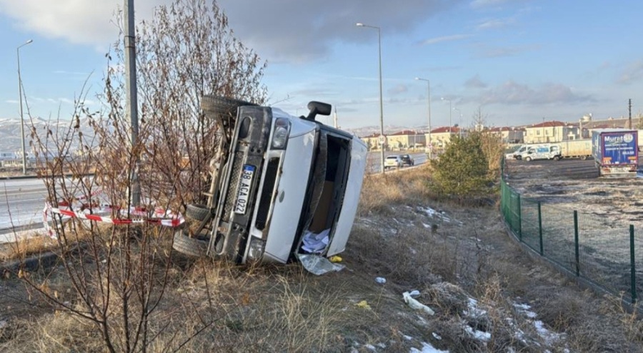 Su yüklü minibüs kaza yaptı; sürücü yaralandı