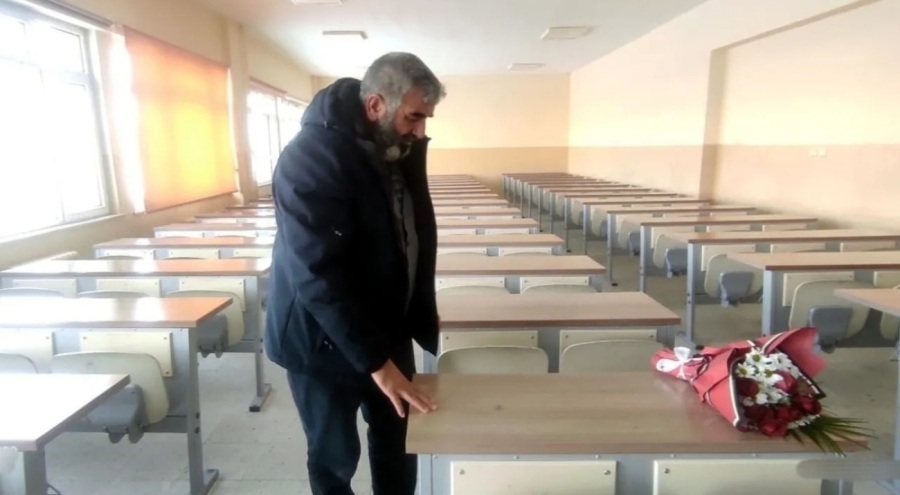 Rojin'in üniversitesine gitti, sırasına çiçek bıraktı: Kızım intihar etmedi