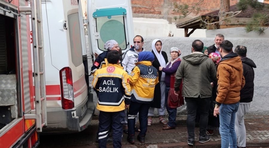 Apartmanın bodrum katında yangın: 6 kişi dumandan etkilendi