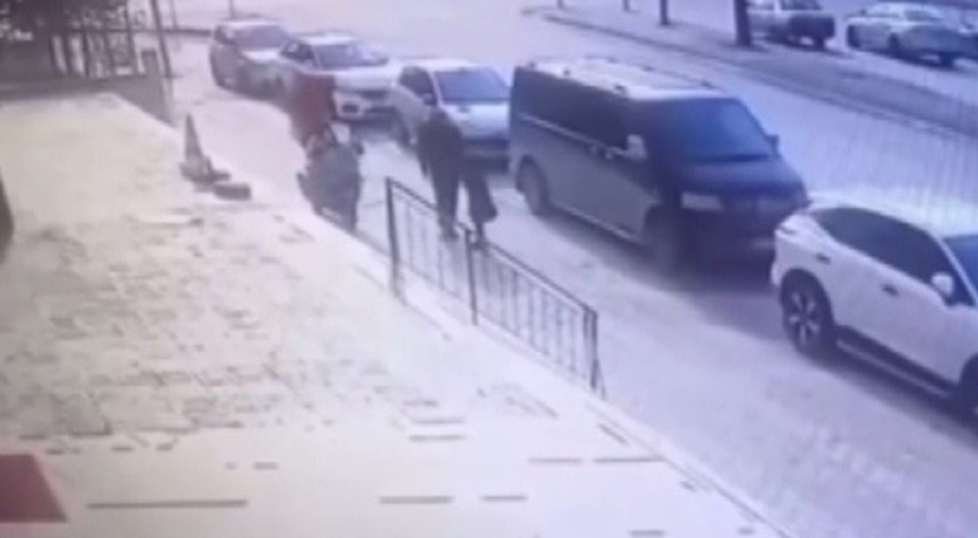 Motokurye, çocuğun hayatını Heimlich manevrası ile kurtardı