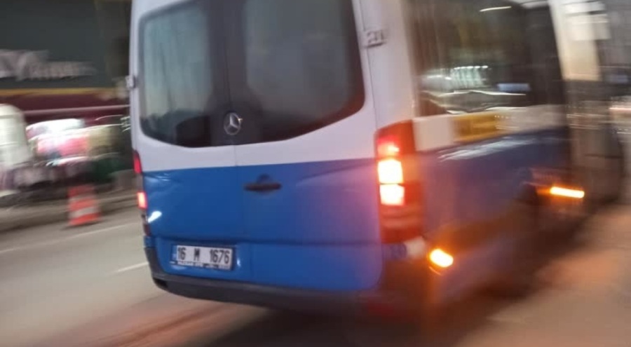 Bursa'da yolculuk esnasında sigara içen minibüs şoförü: Yasak değil