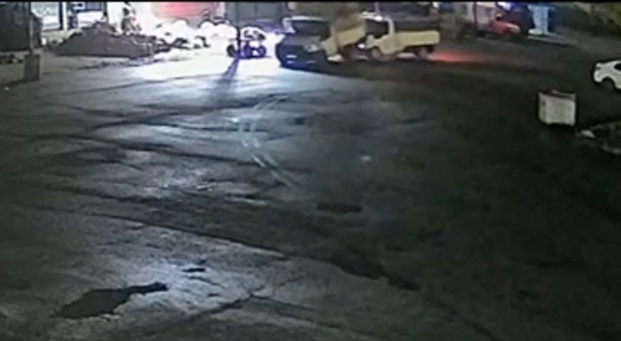 Kamyonetin çarptığı kişi iki aracın arasında sıkışarak can verdi