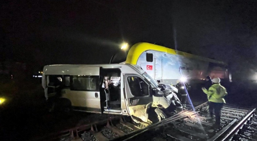 Yük treni ile servis minibüsü çarpıştı: Yaralılar var