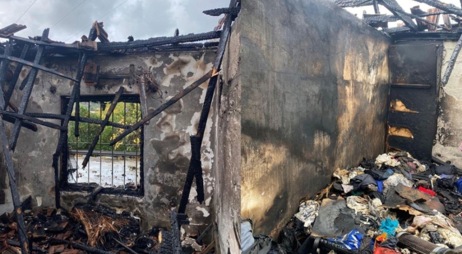 3 yaşındaki çocuk çakmakla oynarken evi yaktı