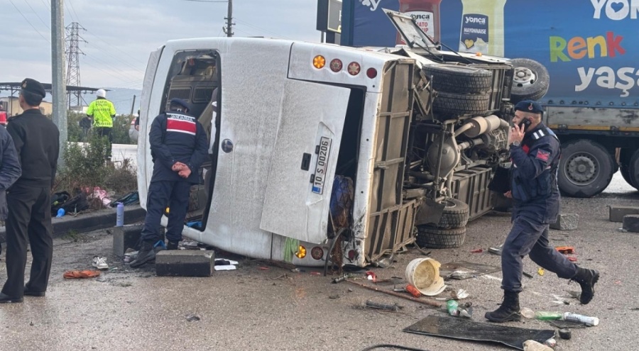 Balıkesir'de öğrenci servisi, tırla çarpıştı: 8 öğrencinin durumu ağır