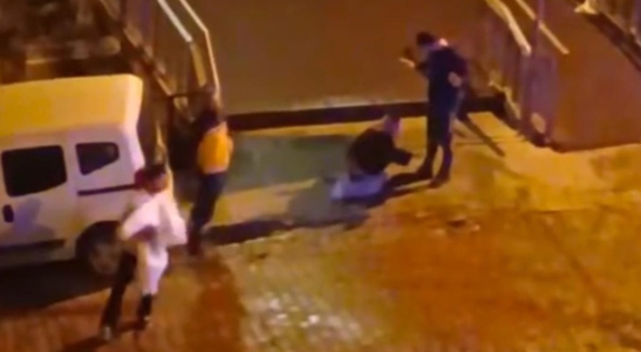 Sokak ortasında sağlık görevlilerine saldırdı