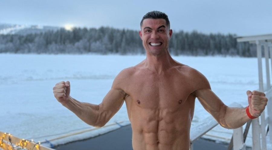 Ronaldo soğuk havada mayoyla suya girdi