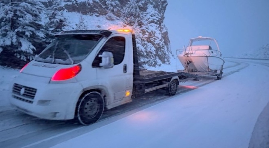 Antalya'da Kaş- Kuruovabeli yolu kardan kapandı