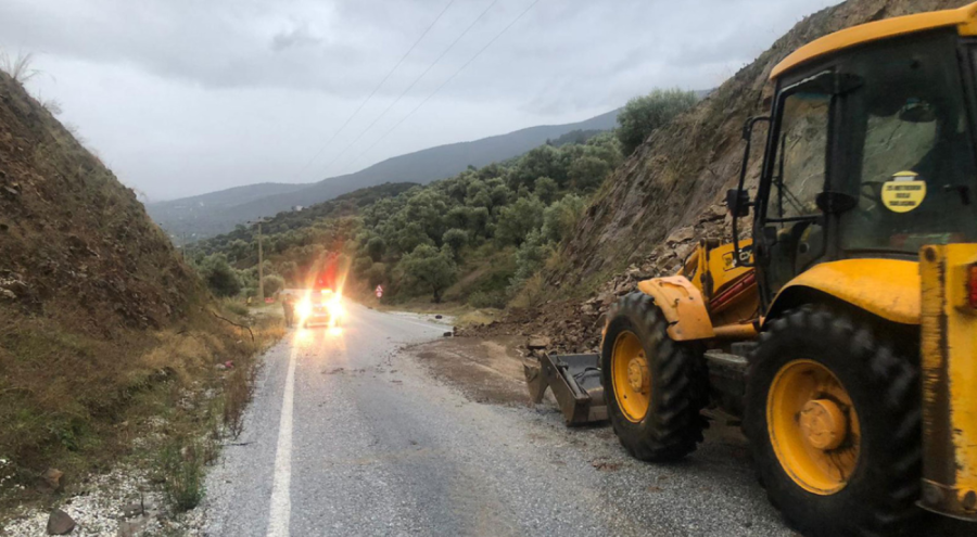 İzmir'in heyelan: Ulaşım aksadı