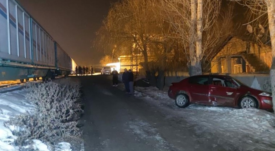 Trenin çarptığı otomobilin sürücüsü son anda kurtuldu