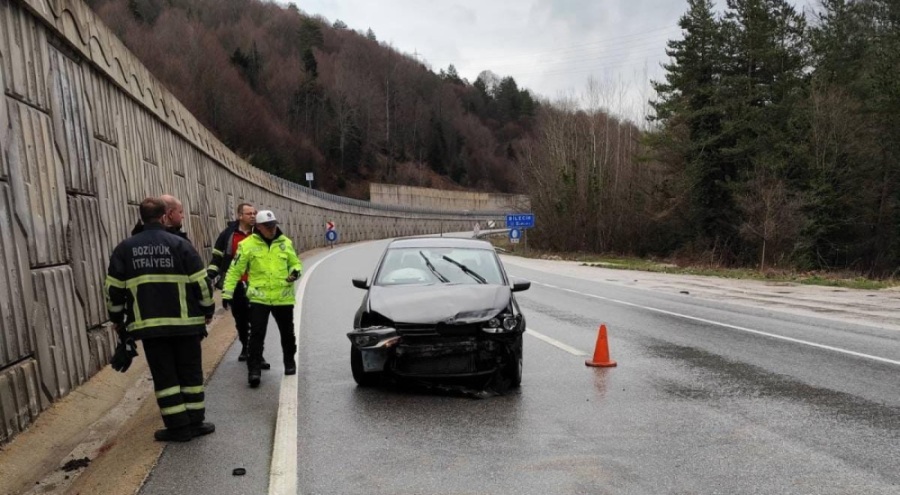 Bursa'da kaza! Otomobil istinat duvarına çarptı