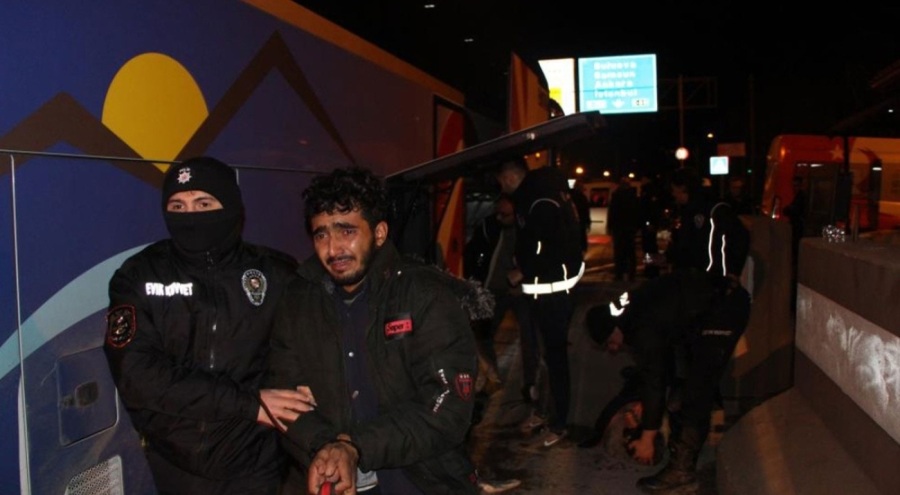 Yolcu otobüsünün yatak kısmından 9 kaçak göçmen çıktı