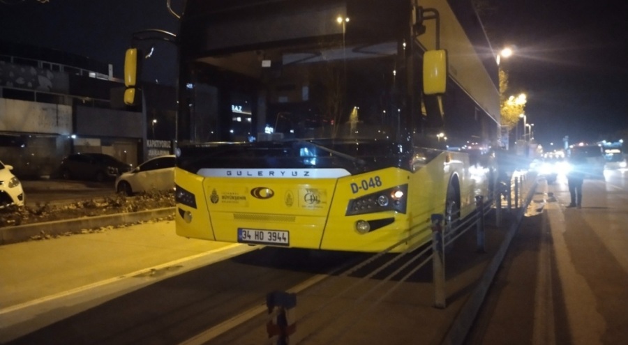 İETT otobüsü ile otomobil çarpıştı! Ölü ve yaralı var