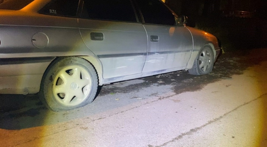 Bursa'da hem park halindeki araçların lastiklerini hem de kendini kesti