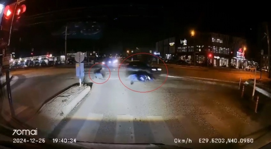 Bursa'da otomobil ile çarpışan motosiklet sürücüsü metrelerce sürüklendi