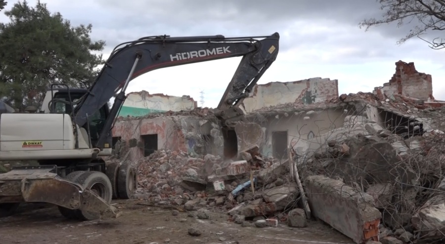 Gemlik'te metruk bina yıkımı çalışmaları sürüyor